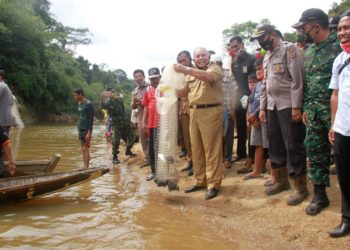 Bupati Tanjab Barat, Safrial saat membuka panen ikan di Lubuk Larangan. (Dok. Lamanesia)