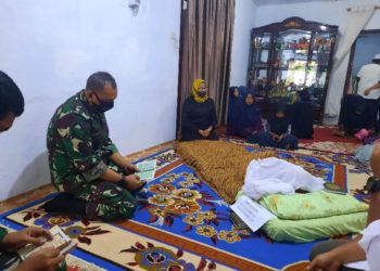 Danrem 042 Gapu, Brigjen TNI M. Zulkifli saat takziah ke rumah duka. (Dok. Lamanesia)