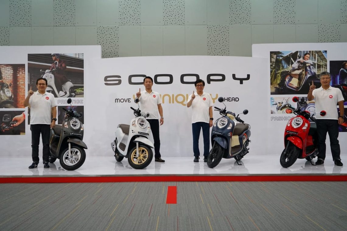 AHM_NewHondaScoopy. 01 & 02 : (Kiri-Kanan) Direktur Marketing AHM – Thomas Wijaya, President Director AHM – Keiichi Yasuda, Executive Vice President Director AHM – Johannes Loman dan Marketing Director AHM- Mutsuo Usui memperkenalkan All New Honda Scoopy melalui virtual launching yang dilakukan secara langsung di AHM-Safety Riding & Training Center, Deltamas, Cikarang (10/11).