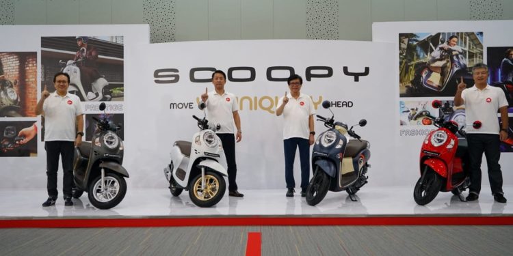 AHM_NewHondaScoopy. 01 & 02 : (Kiri-Kanan) Direktur Marketing AHM – Thomas Wijaya, President Director AHM – Keiichi Yasuda, Executive Vice President Director AHM – Johannes Loman dan Marketing Director AHM- Mutsuo Usui memperkenalkan All New Honda Scoopy melalui virtual launching yang dilakukan secara langsung di AHM-Safety Riding & Training Center, Deltamas, Cikarang (10/11).