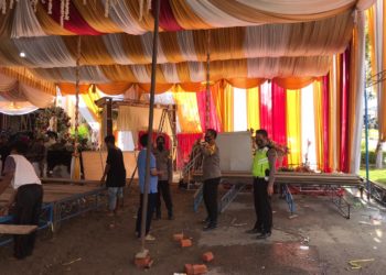 Proses pembongkaran tenda pernikahan dipantau langsung oleh Kapolsek Bangko Iptu Rendie Rinaldy. (Dok. Humas Polres Merangin)