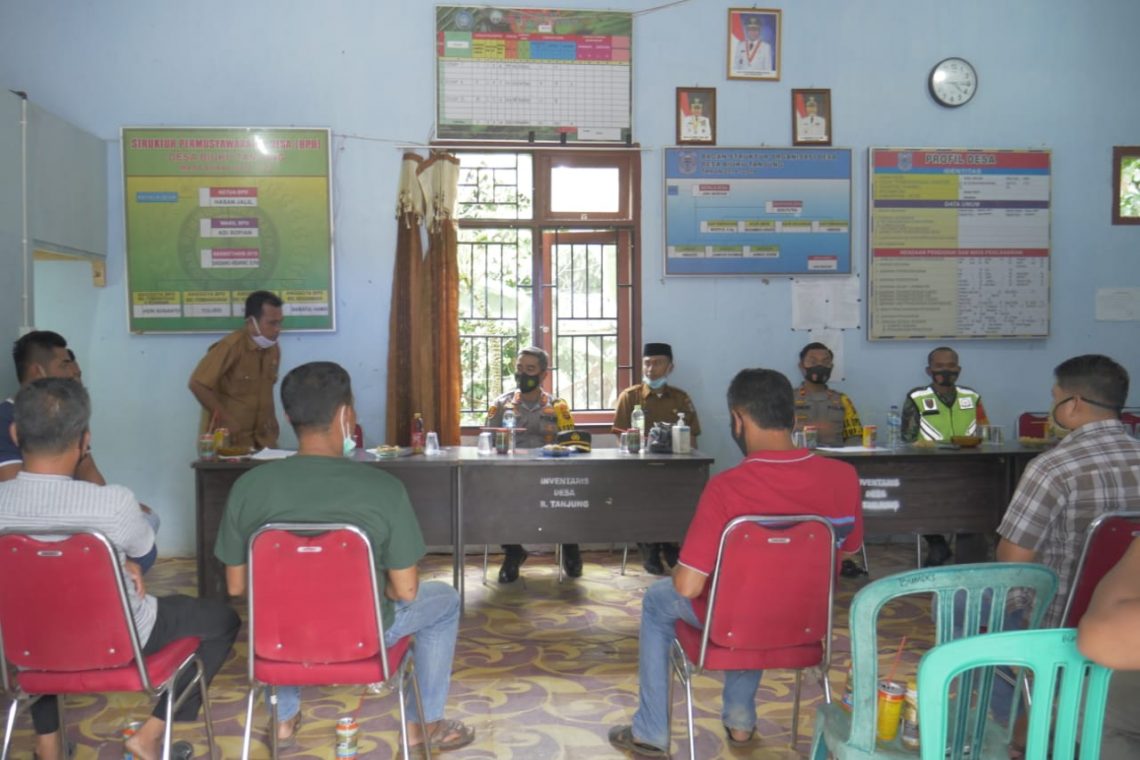 Kapolres Merangin AKBP Irwan Andy Purnamawan saat silaturahmi ke Desa Biuku Tanjung, Kec. Bangko Barat. (Dok. Humas Polres Merangin)