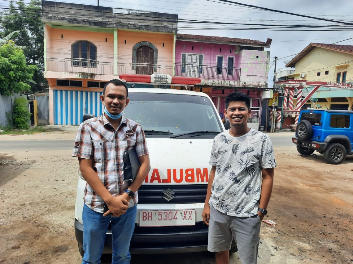 Pengusaha Muda PT. Toga Bagi Karwita (TBK), Dharma Albert Tarigan saat menyerahkan Ambulance gratis ke anak H. Samiun Siregar. (Dok. Lamanesia.com)