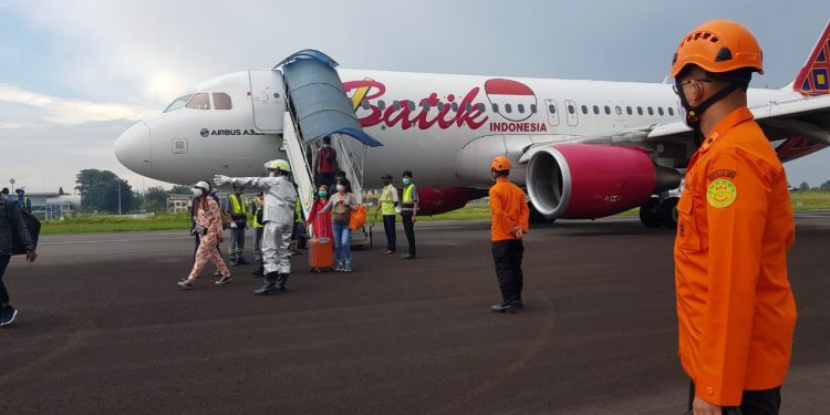 Saat evakuasi penumpang Batik Air. (Dok. Humas Basarnas Jambi)