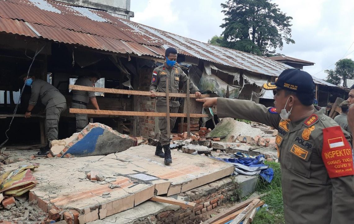 Kasatpol PP Kota Jambi, Mustari saat memimpin penertiban lapak pedagang Pasar Kito, Pasir Putih, Kota Jambi. (Dok. Lamanesia.com)