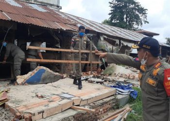 Kasatpol PP Kota Jambi, Mustari saat memimpin penertiban lapak pedagang Pasar Kito, Pasir Putih, Kota Jambi. (Dok. Lamanesia.com)