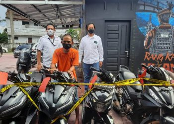 Pelaku Erwin diamankan dengan 4 motornya untuk sarana menjambret korban. (Dok. Lamanesia.com)