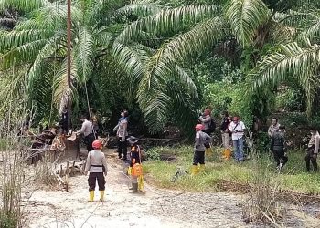 Tim gabungan saat menghancurkan dan menutup sumur minyak ilegal driling di Desa Bungku, Batanghari. (Dok. Istimewa)