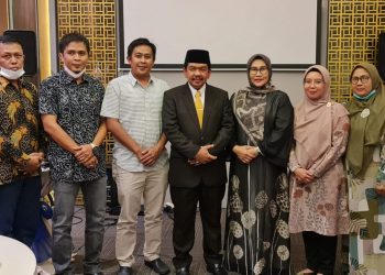 Ketua DPRD Sarolangun, Tontawi Jauhari beserta istri dan staff. (Dok. Istimewa)