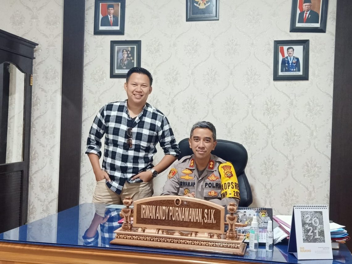 Kapolres Merangin AKBP Irwan Andy Purnamawan bersama sahabatnya Dosen Fakultas Hukum Universitas Jambi & Kabid Waskum Pokdarkamtibmas Daerah Jambi, Muhammad Farisi. (Dok. Istimewa)