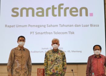 Dari kiri, Antony Susilo, Director Finance Smartfren; Reynold Manahan Batubara, Komisaris Smartfren; dan Merza Fachys, President Director Smartfren dalam RUPST & LB di Jakarta, (25/6).