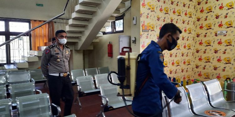 Kasubdit Regident Ditlantas Polda Jambi Kompol Heri Supriawan saat mengecek sterilisasi gedung Samsat Kota Jambi. (Dok. Lamanesia.com)