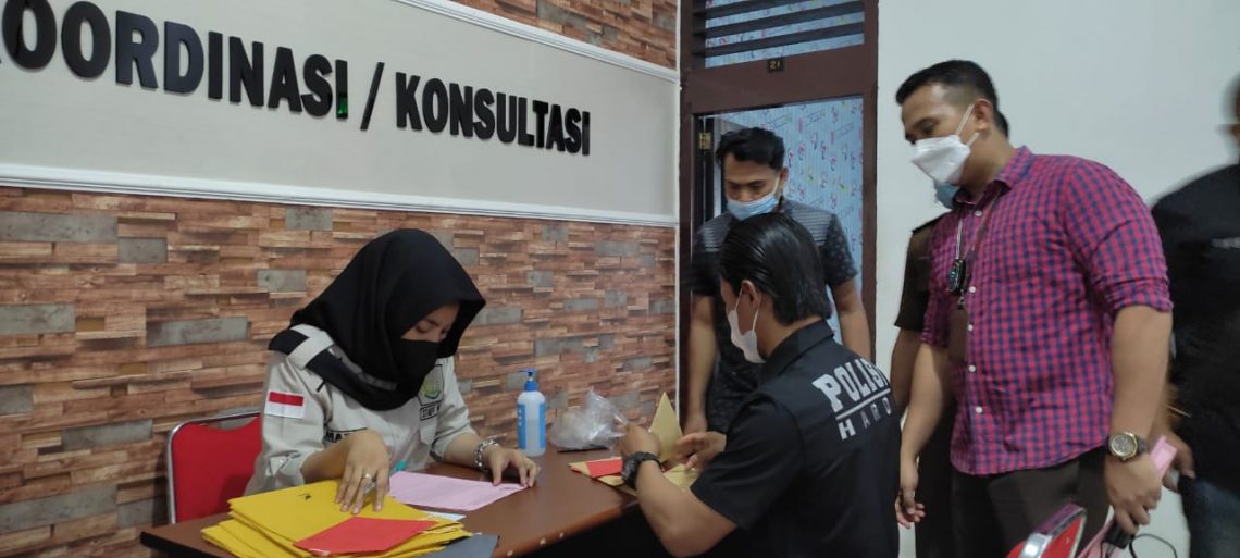 Penyidik Polda Jambi saat menyerahkan berkas ke Kejati Jambi. (Dok. Istimewa)