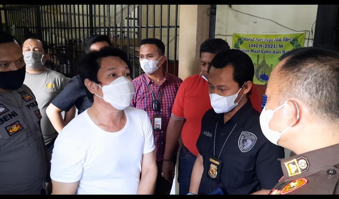 Tersangka Chairil Anwar saat menemui Jaksa Kejati Jambi di rutan Mapolda Jambi. (Dok. Lamanesia.com)