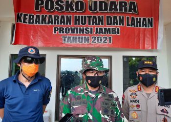 Danrem 042 Gapu Brigjen TNI M. Zulkifli didampingi Kepala BPBD Provinsi Jambi Bachyuni Deliansyah dan Dansat Brimob Polda Jambi Kombes Pol Nadi Chaidir. (Dok. Lamanesia.com)