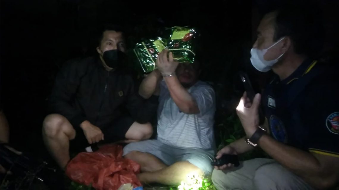 BNNP Jambi saat menangkap kurir sabu beserta barang bukti 2 kilogram dan 1.000 pil esktasi disimpan dalam kantong kresek. (Dok. Istimewa)