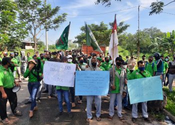 Buruh saat demo di depan pintu gerbang PT Djambi Waras. (Dok. Istimewa)