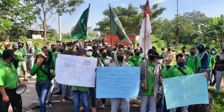 Buruh saat demo di depan pintu gerbang PT Djambi Waras. (Dok. Istimewa)