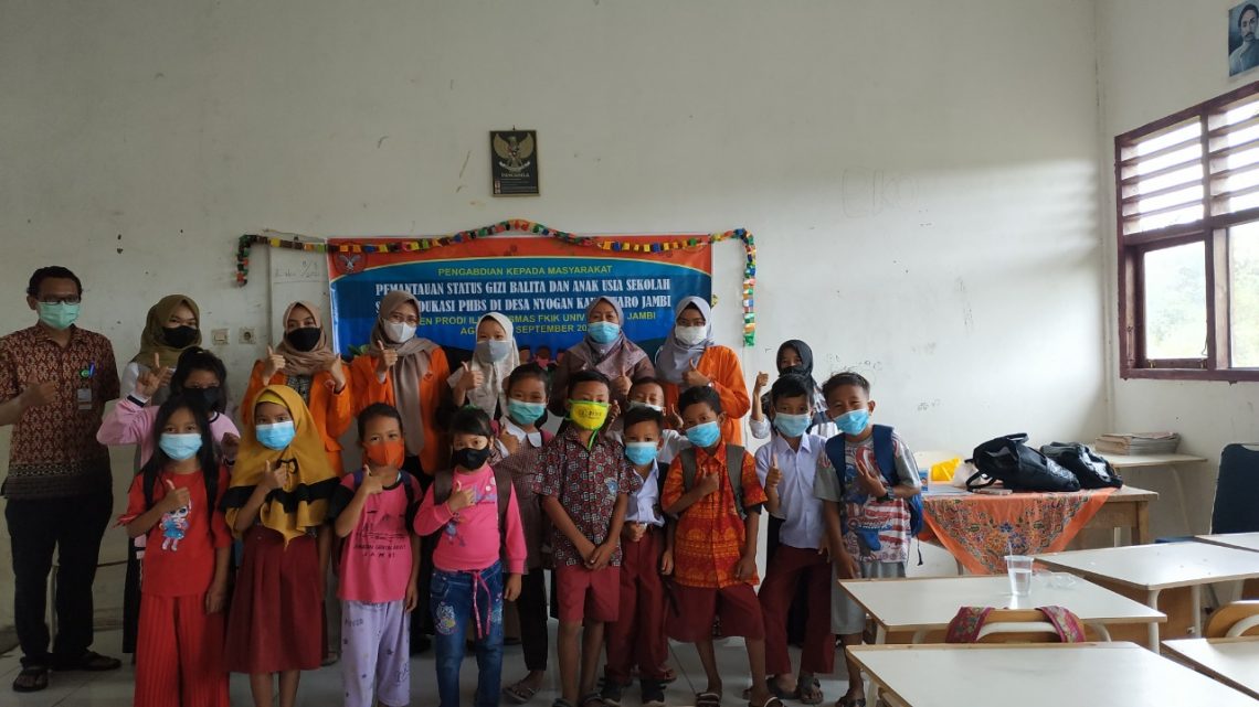 Tim Pengabdian masyarakat, mahasiswa serta sebagian peserta edukasi PHBS dan pemantauan status gizi pada anak usia sekolah di SDN 238/IX Desa Nyogan Kecamatan Mestong, Kabupaten Muaro Jambi, 2021. (Dok. Istimewa)