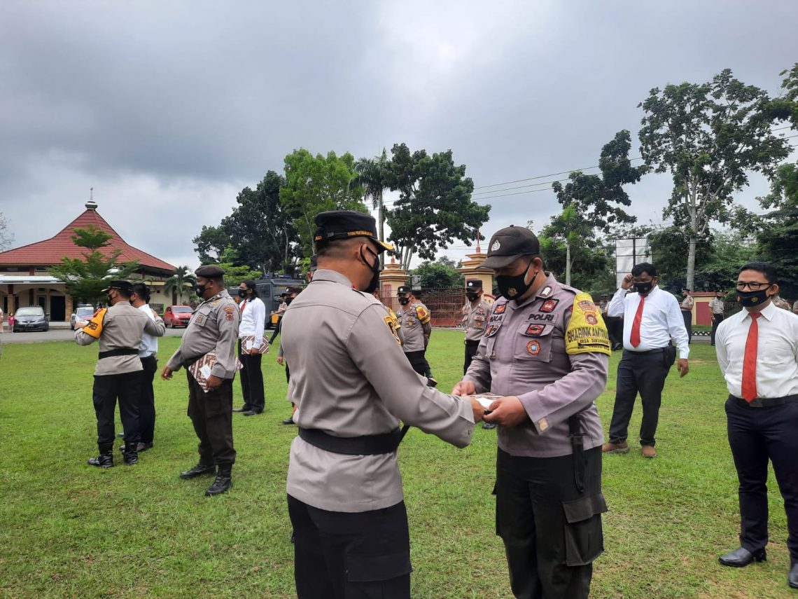 Kapolres Muaro Jambi AKBP Yuyan Priatmaja saat memberikan penghargaan kepada personel. (Dok. Lamanesia.com)