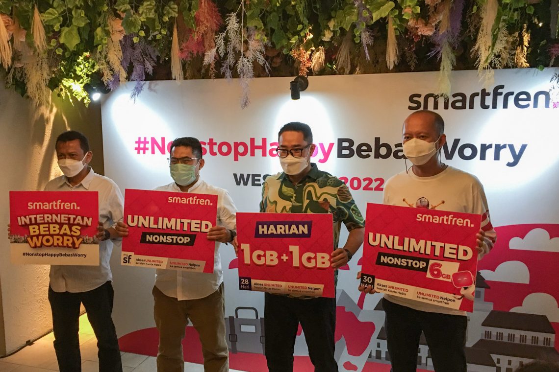 Dari kiri: Oryza Satria Asri, Regional Network Operation & Maintenance West Java, Smartfren; Agus Rohmat, VP of Network Operations Smartfren; Roberto Saputra, Chief Brand Officer Smartfren; dan Albert Reza Lesmana, Regional Head West Java, Smartfren.