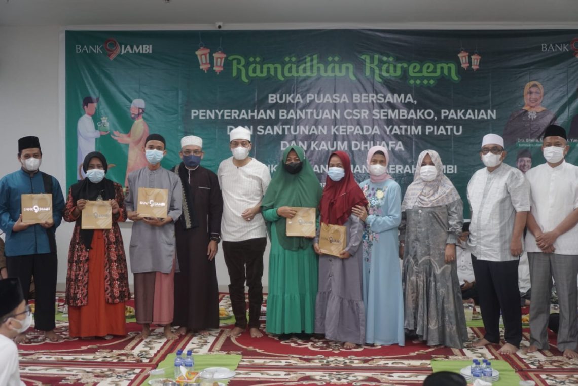 Dirut Bank Jambi dan anak yatim piatu yang diberikan bantuan sembako. (Dok. Istimewa)