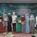 Dirut Bank Jambi dan anak yatim piatu yang diberikan bantuan sembako. (Dok. Istimewa)