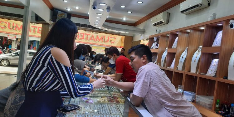 Warga saat membeli emas di Toko Emas Sumatera. (Dok. Lamanesia.com)