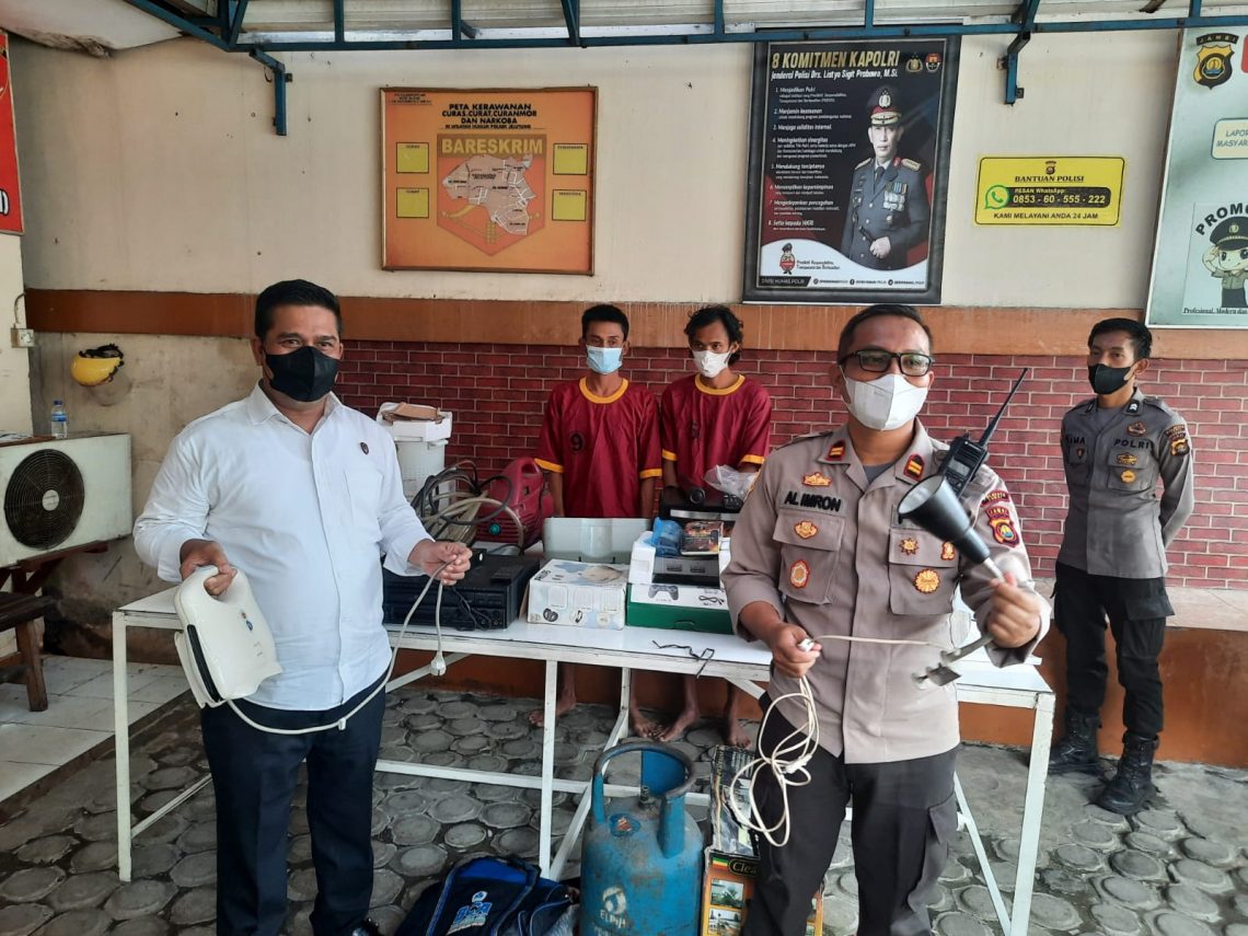 Dua pelaku spesialis pembobol rumah dan barang bukti saat ekspose media di Polsek Jelutung. (Dok. Lamanesia.com)