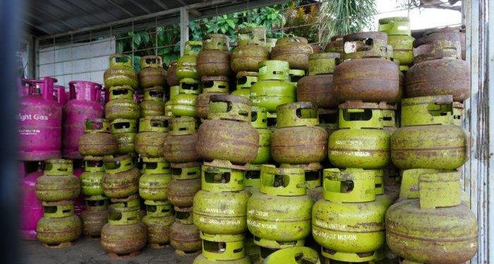 Deretan tabung LPG bersubsidi siap didistribusikan ke masyarakat, seiring keputusan pemerintah menambah kuota 350 ribu ton untuk kebutuhan Natal dan Tahun Baru 2025. (Dok: Alpin)