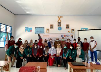 Tim Pengabdian masyarakat, mahasiswa, guru-guru, dan tenaga kependidikan di SMAN 15, Kabupaten Muaro Jambi, 2022.