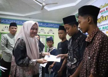 Ketua GOW Marina Septiani Katamso bersma Wabup Katamso menyerahkan santunan disela kegiatan Safari Ramadhan (Humas)