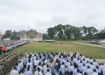 Bupati Merangin H M Syukur saat memimpin apel perdana pasca Hari Raya Idul Fitri di halaman Kantor Bupati Merangin.