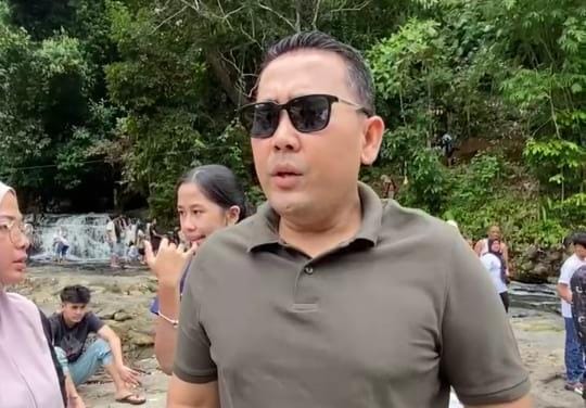 Bupati Merangin, H M Syukur saat wawancara di Objek Wisata Makaring.