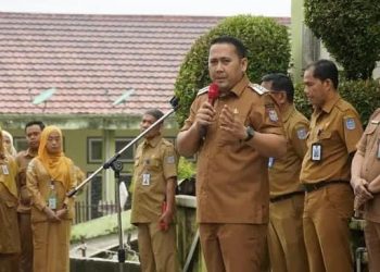 Bupati Merangin saat memimpin apel perdana usai Idul Fitri di RSD Kol Abundjani.