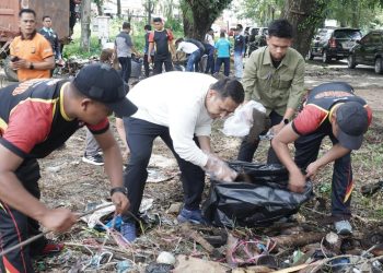 Bupati Merangin H M Syukur saat goro bersama masyarakat di depan Mapolres merangin.