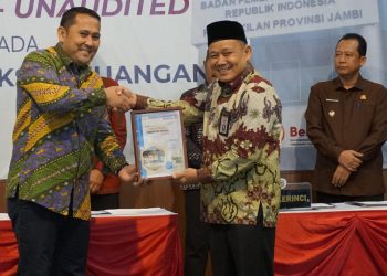 H M Syukur saat menyampaikan LKPD kepada perwakilan BPK Provinsi Jambi di Kantor BPK Provinsi Jambi. (Dok: Humas Pemkab Merangin)