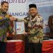 H M Syukur saat menyampaikan LKPD kepada perwakilan BPK Provinsi Jambi di Kantor BPK Provinsi Jambi. (Dok: Humas Pemkab Merangin)
