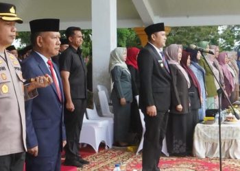 H M Syukur saat memimpin upacara Hardiknas di lapangan kantor Bupati Merangin. (dok: Diskominfo Pemkab Merangin)