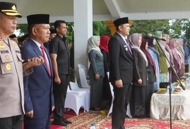 H M Syukur saat memimpin upacara Hardiknas di lapangan kantor Bupati Merangin. (dok: Diskominfo Pemkab Merangin)
