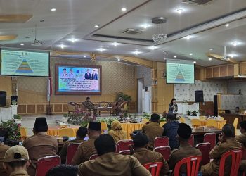Kepala Jasa Raharja Jambi saat memberikan paparan kepada audiens di aula.