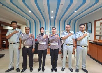 Pegawai Jasa Raharja Bungo saat foto bersama dengan Satlantas Polres Bungo di Kantor Jasa Raharja Bungo. (Dok: Istimewa)