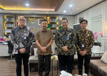 Direktur Kepatuhan dan Manajemen Risiko Jasa Raharja Harwan Muldidarmawan dengan Jaksa Agung Muda Tindak Pidana Umum (Jampidum) Prof. Dr. Asep Nana Mulyana, S.H., M.Hum saat berkunjung ke kantor Kejagung RI.