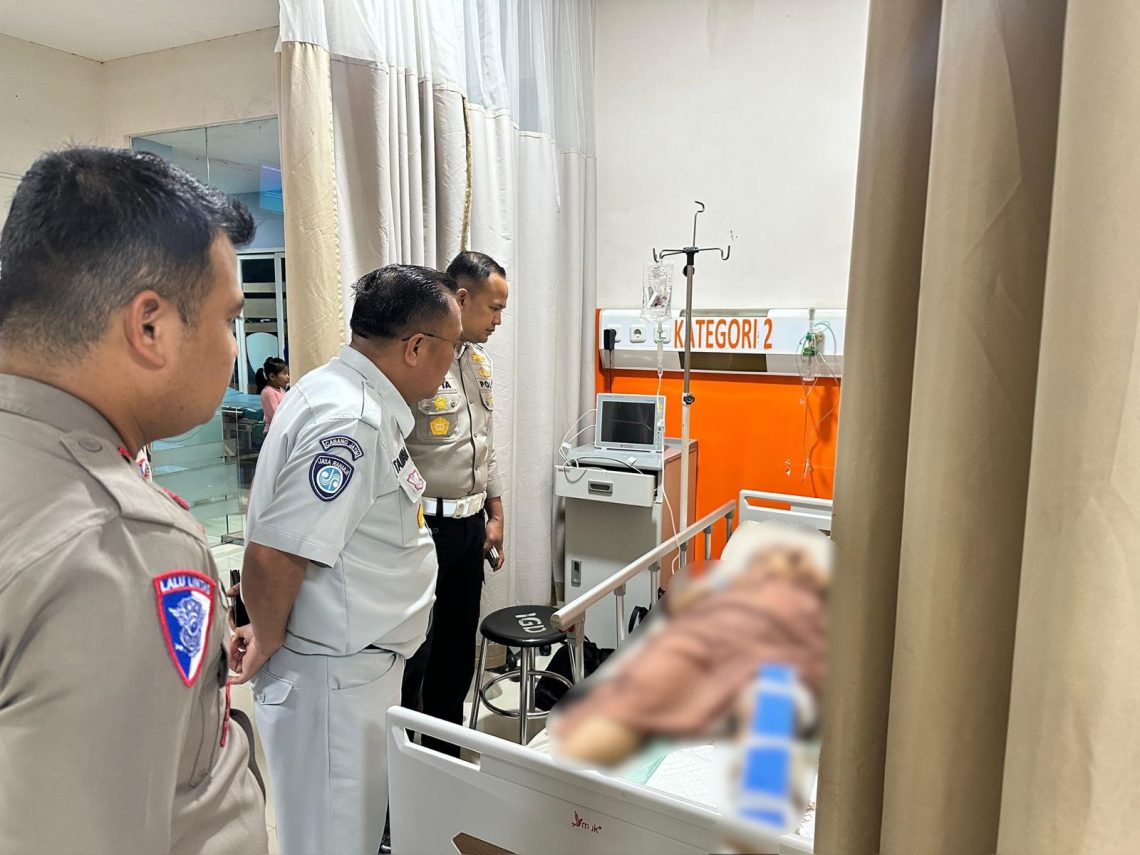 Jasa Raharja bersama pihak kepolisian menjenguk korban kecelakaan di Rumah Sakit. (Dok: Humas Jasa Raharja)