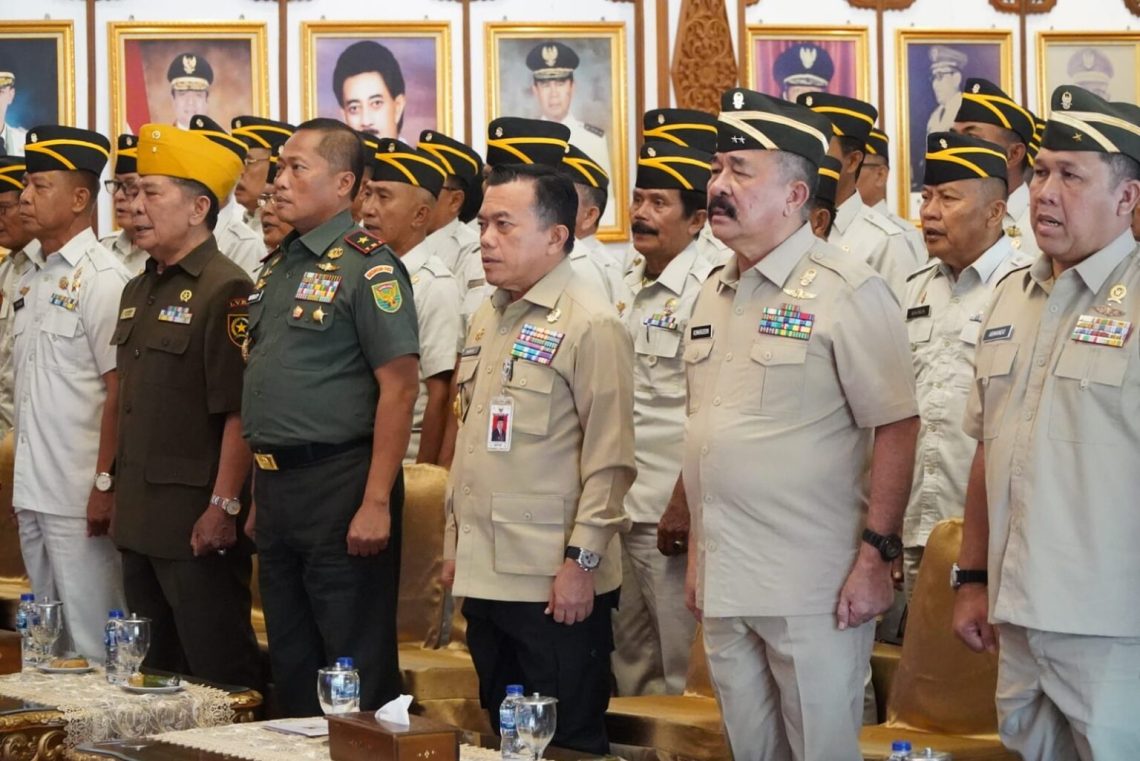 Gubernur Jambi Al Haris saat dilantik sebagai Anggota Kehormatan PPAD Provinsi Jambidi Auditorium Rumah Dinas Gubernur Jambi.