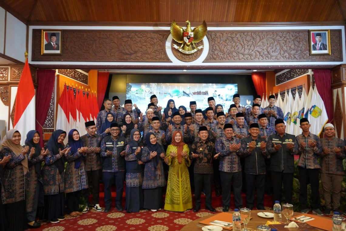 Gubernur Al Haris saat mengukuhkan 54 Petugas Haji Provinsi Jambi di auditorium rumah dinas Gubernur Jambi. Foto dok Kominfo Provinsi Jambi