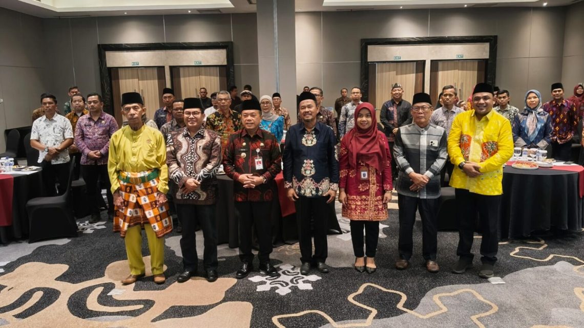 Gubernur Al Haris saat menghadiri Rapat Koordinasi antara Balai Bahasa Provinsi Jambi dan Pemangku Kepentingan Revitalisasi Bahasa Melayu Jambi 2025 yang berlangsung di Aston Hotel.