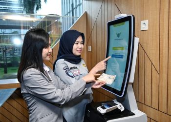 Pegawai Jasa Raharja saat menunjukkan ke pengunjung sistem pelayanan Samsat. (Dok: Istimewa)