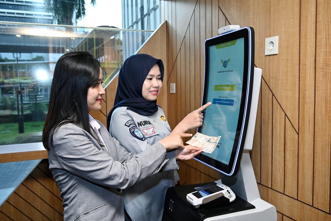 Pegawai Jasa Raharja saat menunjukkan ke pengunjung sistem pelayanan Samsat. (Dok: Istimewa)