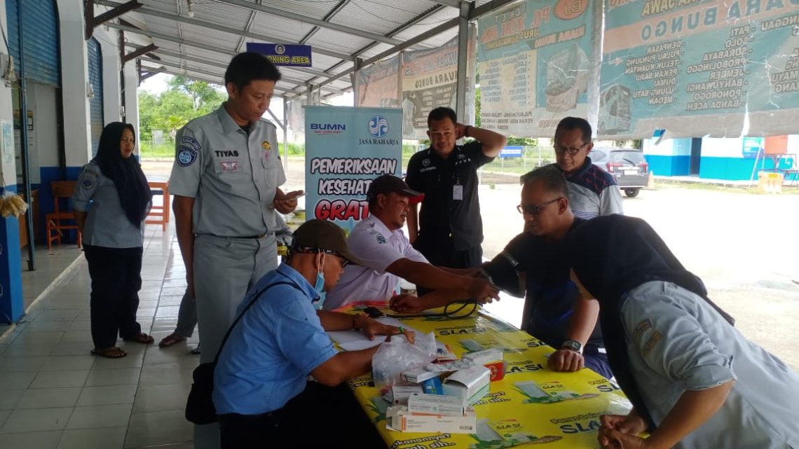 Jasa Raharja saat melakukan pelayanan kesehatan di Terminal Bungo.